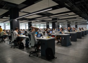 Anti-glare linear lighting in open office