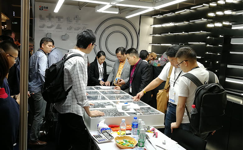 International buyers visiting the Baiwei Lighting expo booth