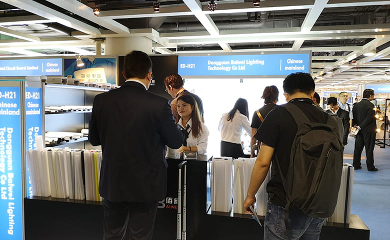 International buyers visiting the Baiwei Lighting expo booth