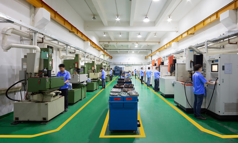 High-precision mold making and machining workshop for custom profiles
